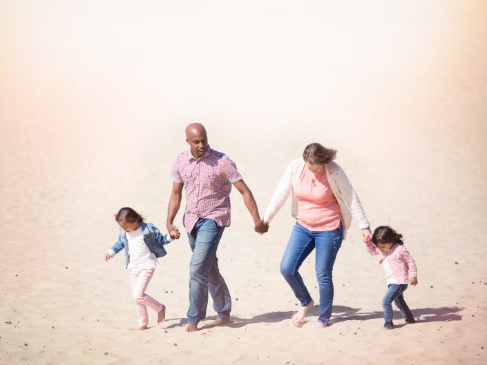 gezin lopend in het zand Gezin Hulshorsterzand zandverstuiving fotoshoot Veluwe Familie fotograaf