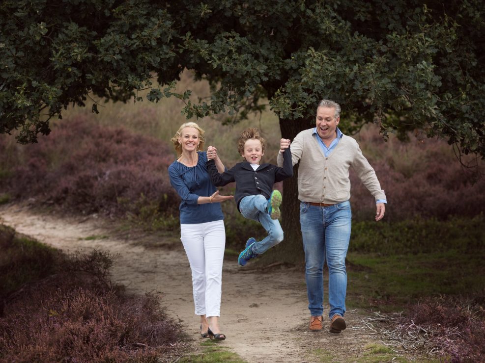 pret op de Posbank | gezin op de paarse heide fotoshoot Veluwe