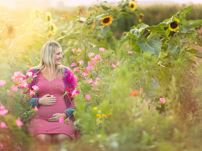 zwanger fotograaf | Fotografie Lelystad & Veluwe Zwangerschap Fotoshoot in Hanneke's Pluktuin Flevopolder