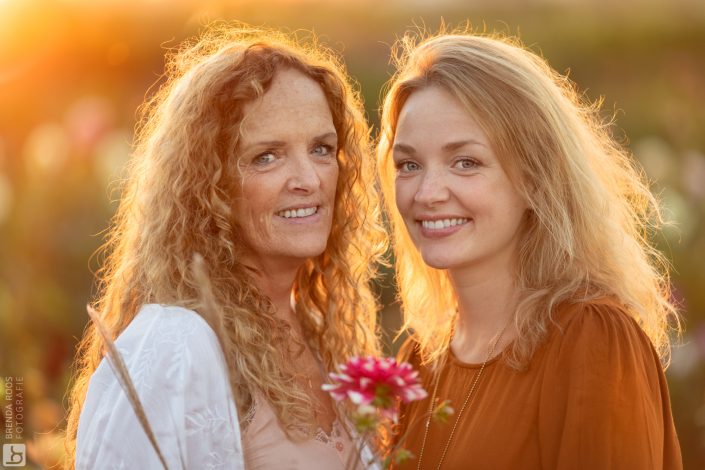 Fotoshoot in Hanneke's Pluktuin zonsondergang goudenuurtje goldenhour moeder en dochter