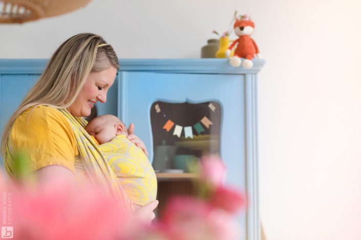 Newborn lifestyle fotograaf draagshoot borstvoeding baby fotoshoot Hilversum Lelystad