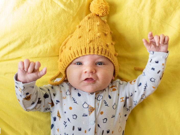 Newborn lifestyle fotograaf draagshoot borstvoeding baby fotoshoot Hilversum Lelystad