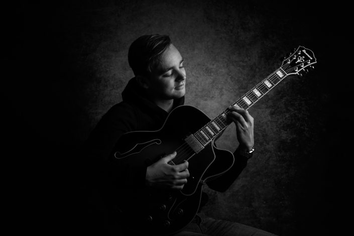 Wies Knipping Ibanez gitaar | Studio portretten Fine Art fotograaf Lelystad