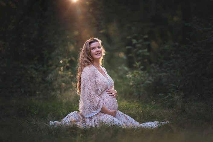 zwangerschaps fotoshoot paarse heide fotograaf