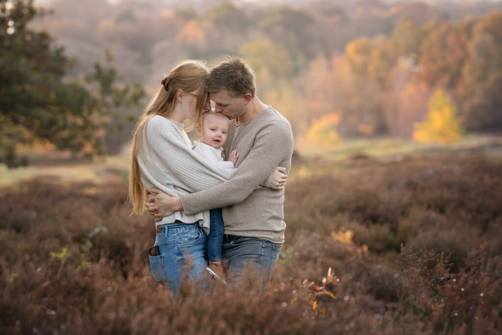 familie fotograaf buiten fotoshoot knuffel